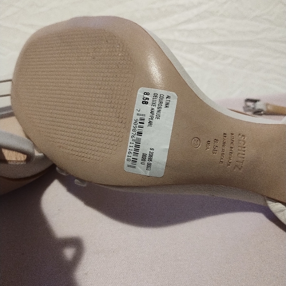 New Schultz heels Women's 8.5B (Nwt) Cream Colored.Photo Show Shadows Not Defect - Picture 4 of 12